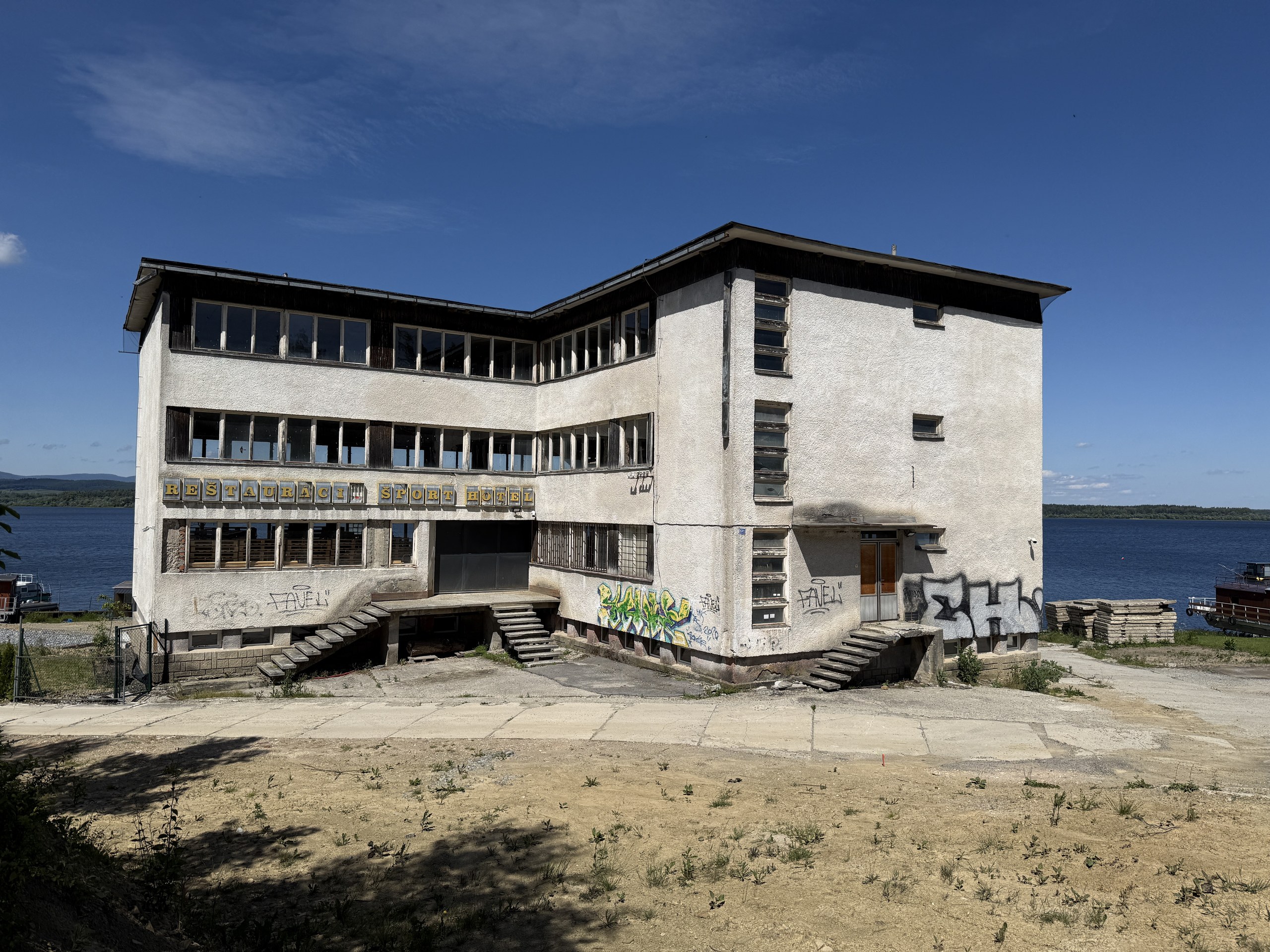 Bývalý Šport Hotel pri Oravskej priehrade – jedinečná investičná príležitosť priamo pri vode