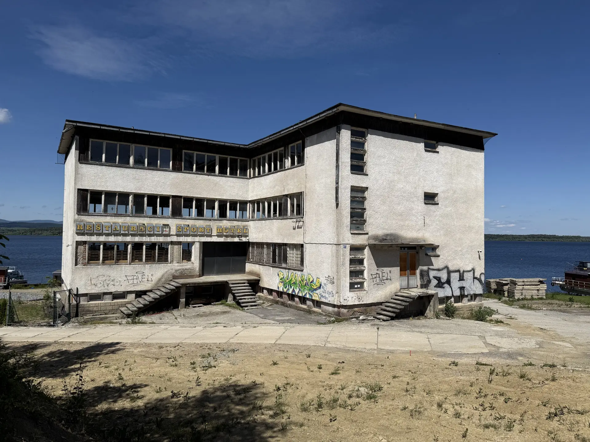 Bývalý Šport Hotel pri Oravskej priehrade – jedinečná investičná príležitosť priamo pri vode