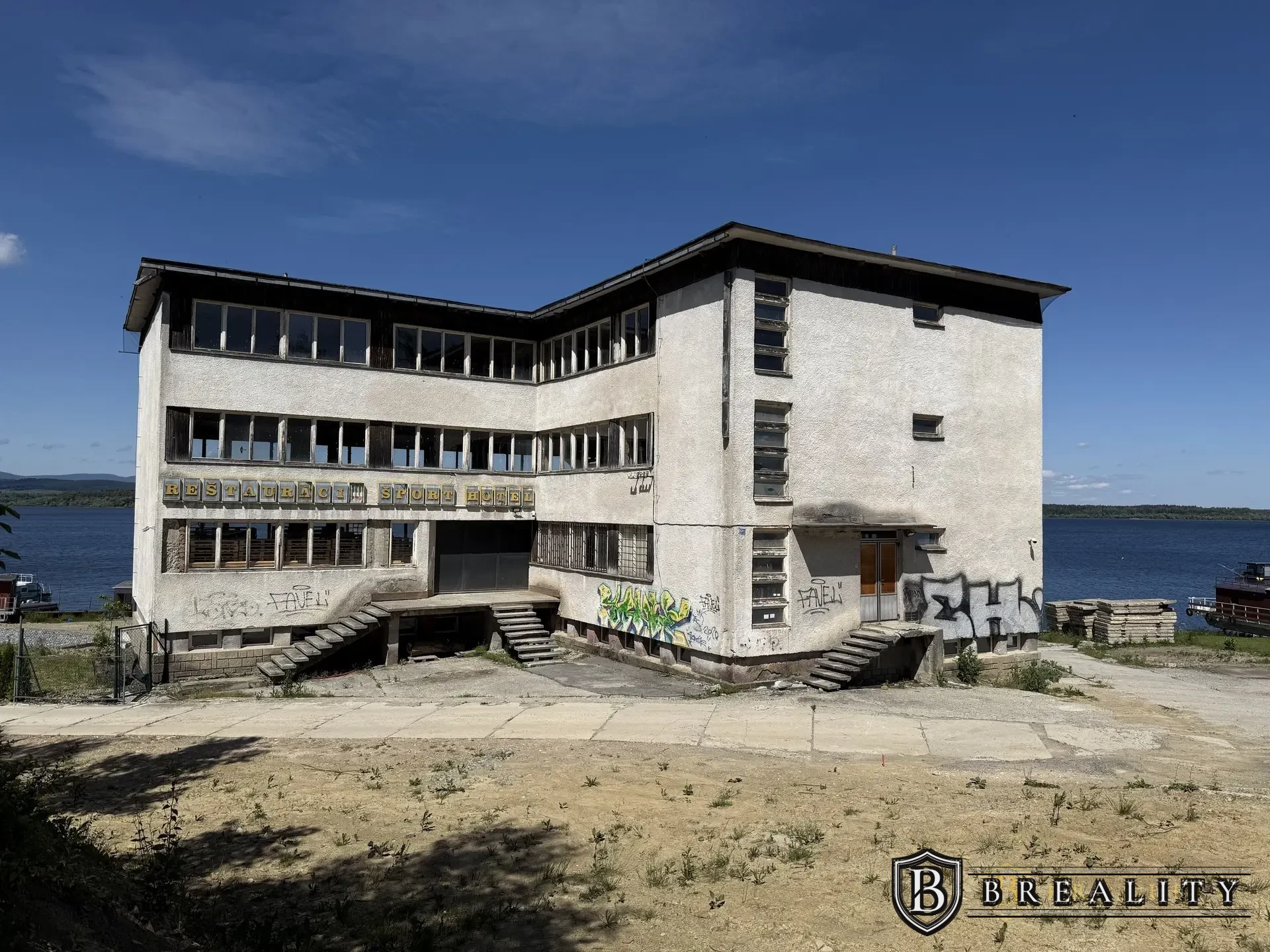 Bývalý Šport Hotel pri Oravskej priehrade – jedinečná investičná príležitosť priamo pri vode