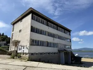 Bývalý Šport Hotel pri Oravskej priehrade – jedinečná investičná príležitosť priamo pri vode