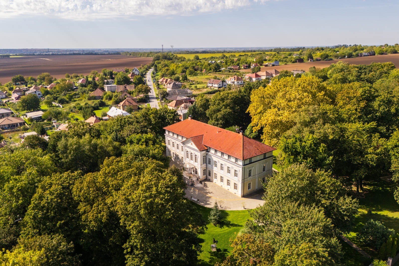 HISTORICKÝ KAŠTIEĽ S ROZSIAHLYM PARKOM | TRÁVNICA (OKRES NOVÉ ZÁMKY)
