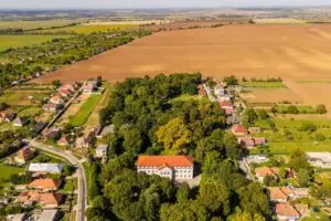 HISTORICKÝ KAŠTIEĽ S ROZSIAHLYM PARKOM | TRÁVNICA (OKRES NOVÉ ZÁMKY)