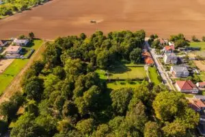 HISTORICKÝ KAŠTIEĽ S ROZSIAHLYM PARKOM | TRÁVNICA (OKRES NOVÉ ZÁMKY)