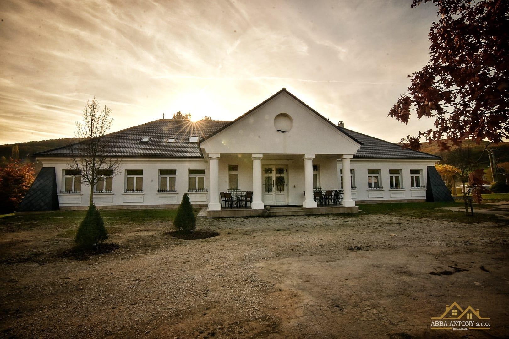 Luxusná Kúria pri Trenčíne – 14 Izieb, 5700 m² Pozemok!