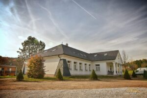 Luxusná Kúria pri Trenčíne – 14 Izieb, 5700 m² Pozemok!