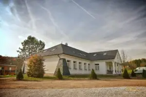 Luxusná Kúria pri Trenčíne – 14 Izieb, 5700 m² Pozemok!