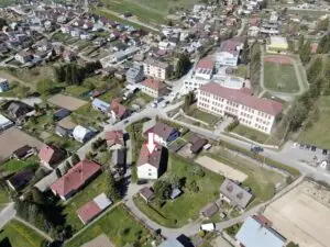 Na predaj 2-izbový byt v centre obce Zákamenné