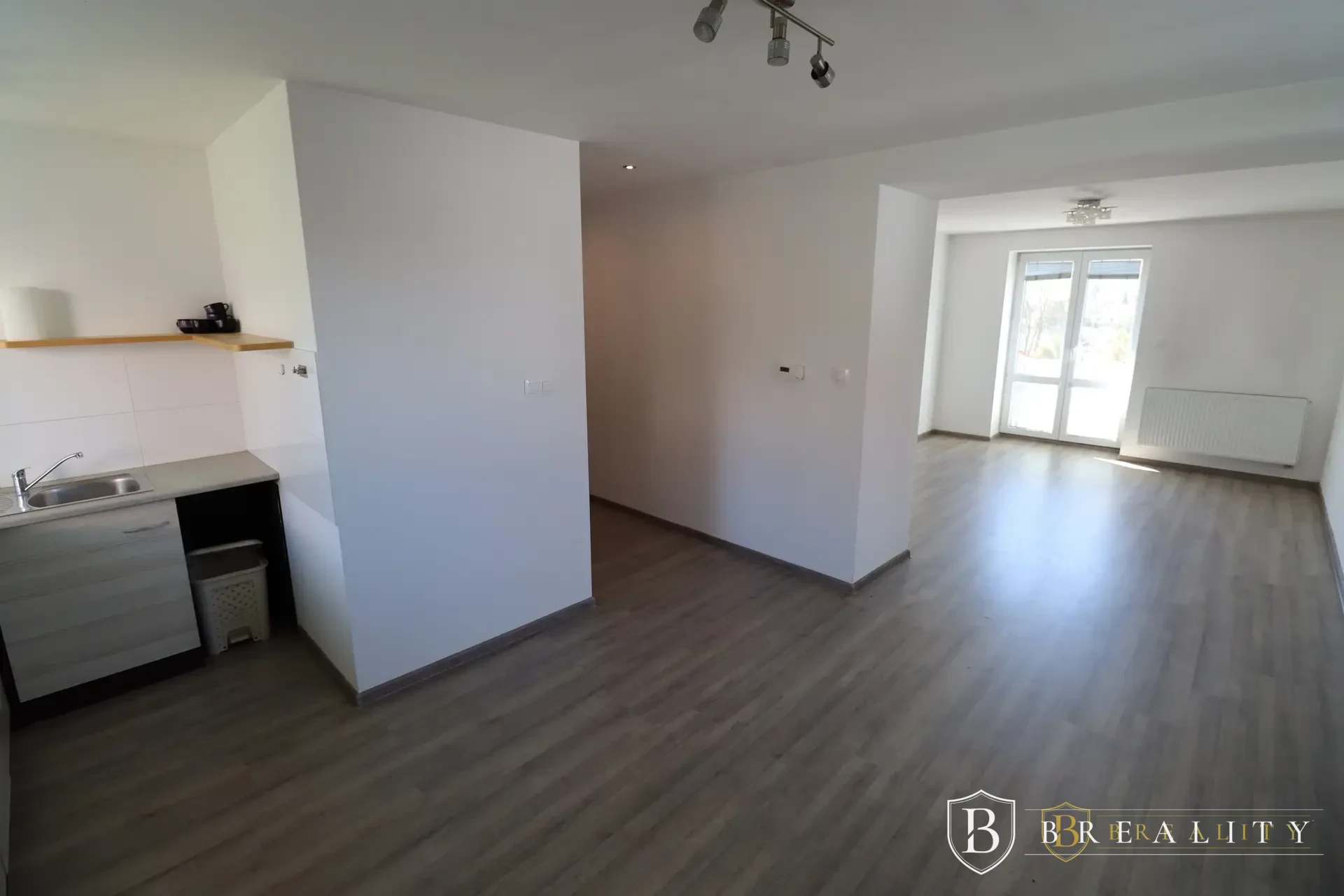 Na predaj 2-izbový byt v centre obce Zákamenné