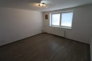 Na predaj 2-izbový byt v centre obce Zákamenné
