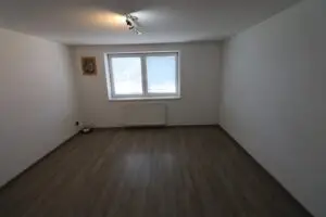 Na predaj 2-izbový byt v centre obce Zákamenné