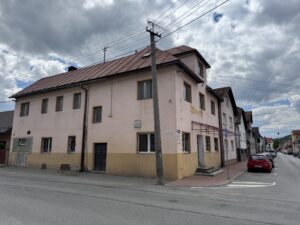 Polyfunkčná budova v centre Trstenej