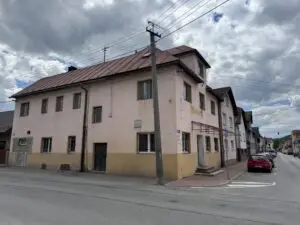 Polyfunkčná budova v centre Trstenej
