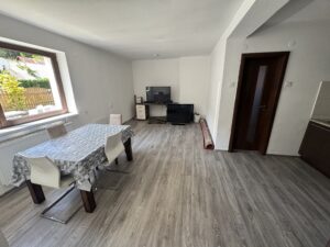 Ponúkam na predaj: Zrekonštruovaný dom s 3 bytovými jednotkami v Ludrovej, kúsok od Ružomberka.