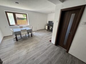 Ponúkam na predaj: Zrekonštruovaný dom s 3 bytovými jednotkami v Ludrovej, kúsok od Ružomberka.