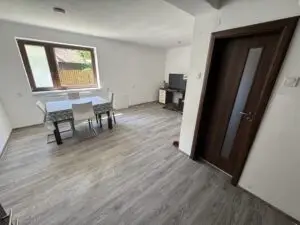 Ponúkam na predaj: Zrekonštruovaný dom s 3 bytovými jednotkami v Ludrovej, kúsok od Ružomberka.