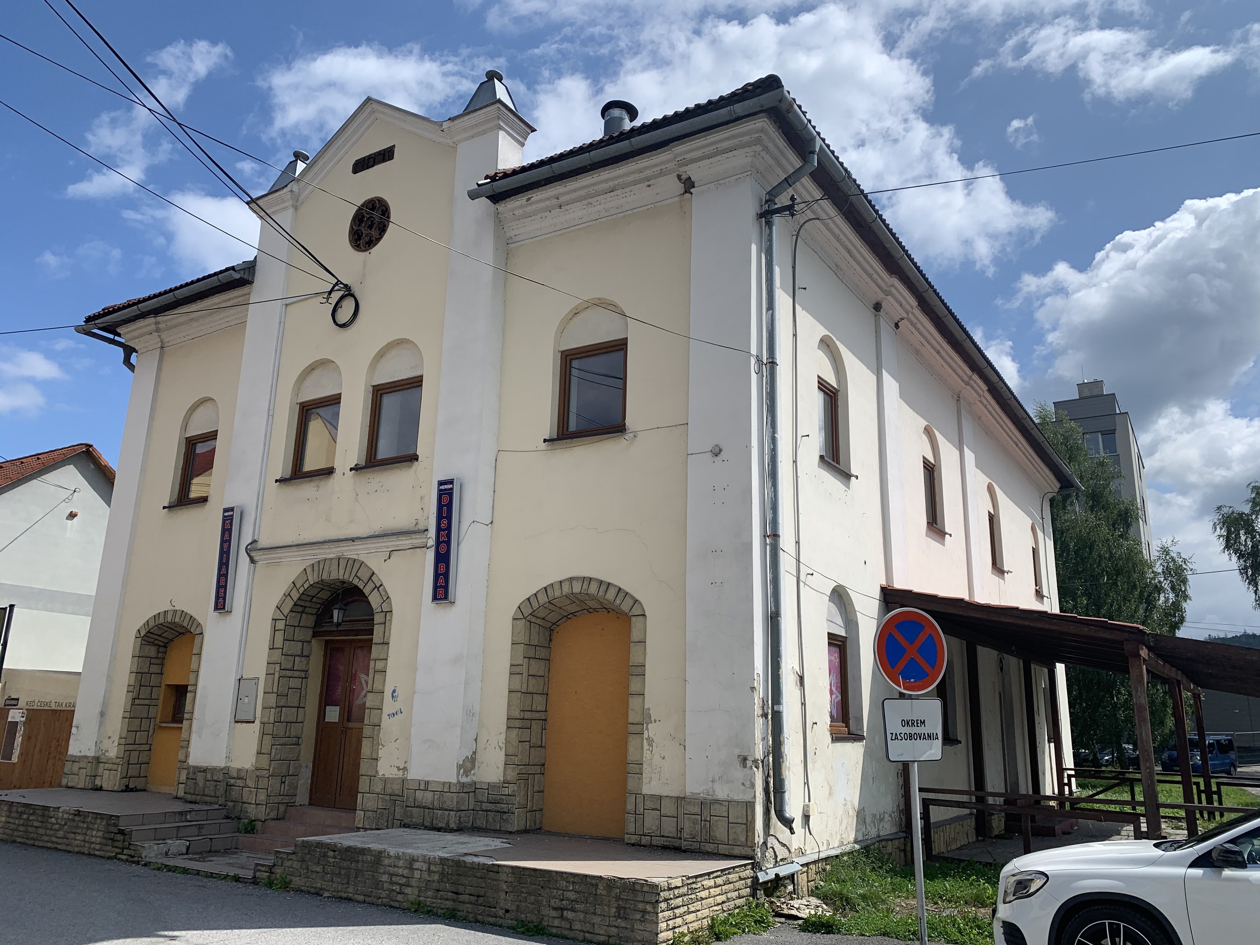 Predám polyfunkčnú budovu v centre Tvrdošína
