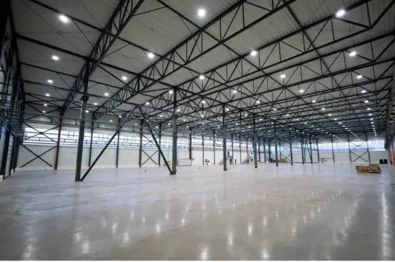 Prenájom modernej výrobno-skladovej haly 5 000 m² – Vlkanová (BB)