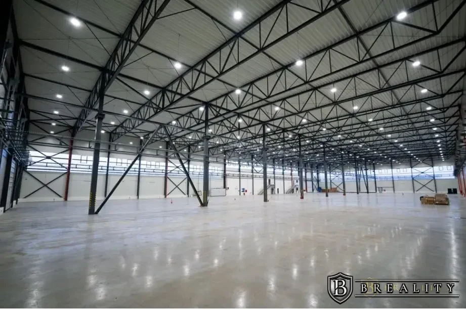 Prenájom modernej výrobno-skladovej haly 5 000 m² – Vlkanová (BB)