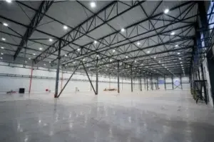 Prenájom modernej výrobno-skladovej haly 5 000 m² – Vlkanová (BB)