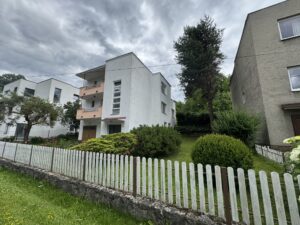 Priestranný trojpodlažný dom s veľkou záhradou v centre Ružomberka