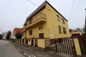 Rodinný dvojpodlažný dom na predaj – Bytča, Zámocká 122