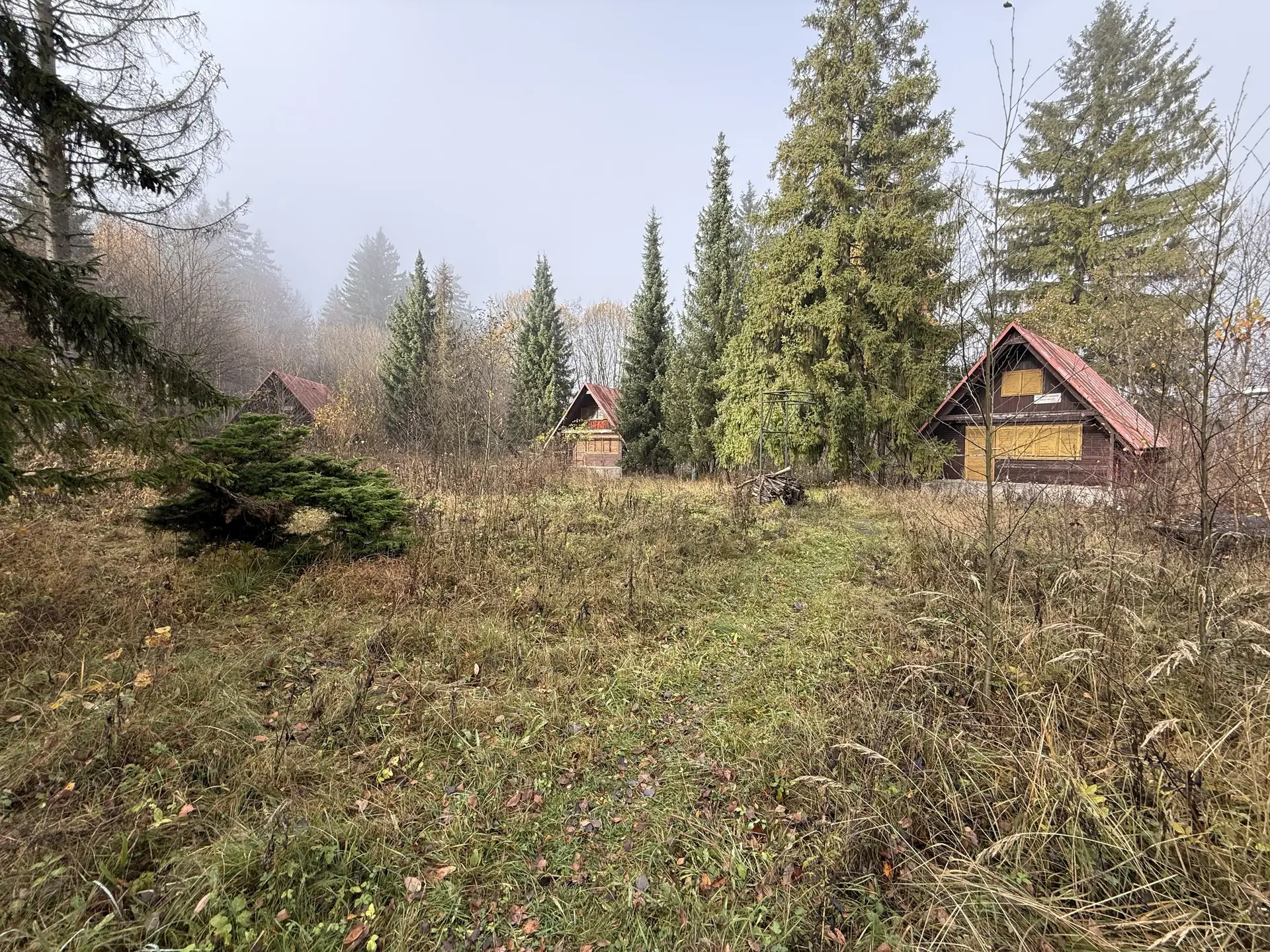 Stavebný pozemok s troma chatami – Dierová, Kráľovany