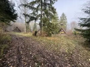 Stavebný pozemok s troma chatami – Dierová, Kráľovany
