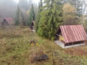 Stavebný pozemok s troma chatami – Dierová, Kráľovany