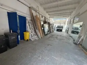 Výrobná a skladová hala s kompletným zázemím a výborným prístupom pre nákladnú dopravu