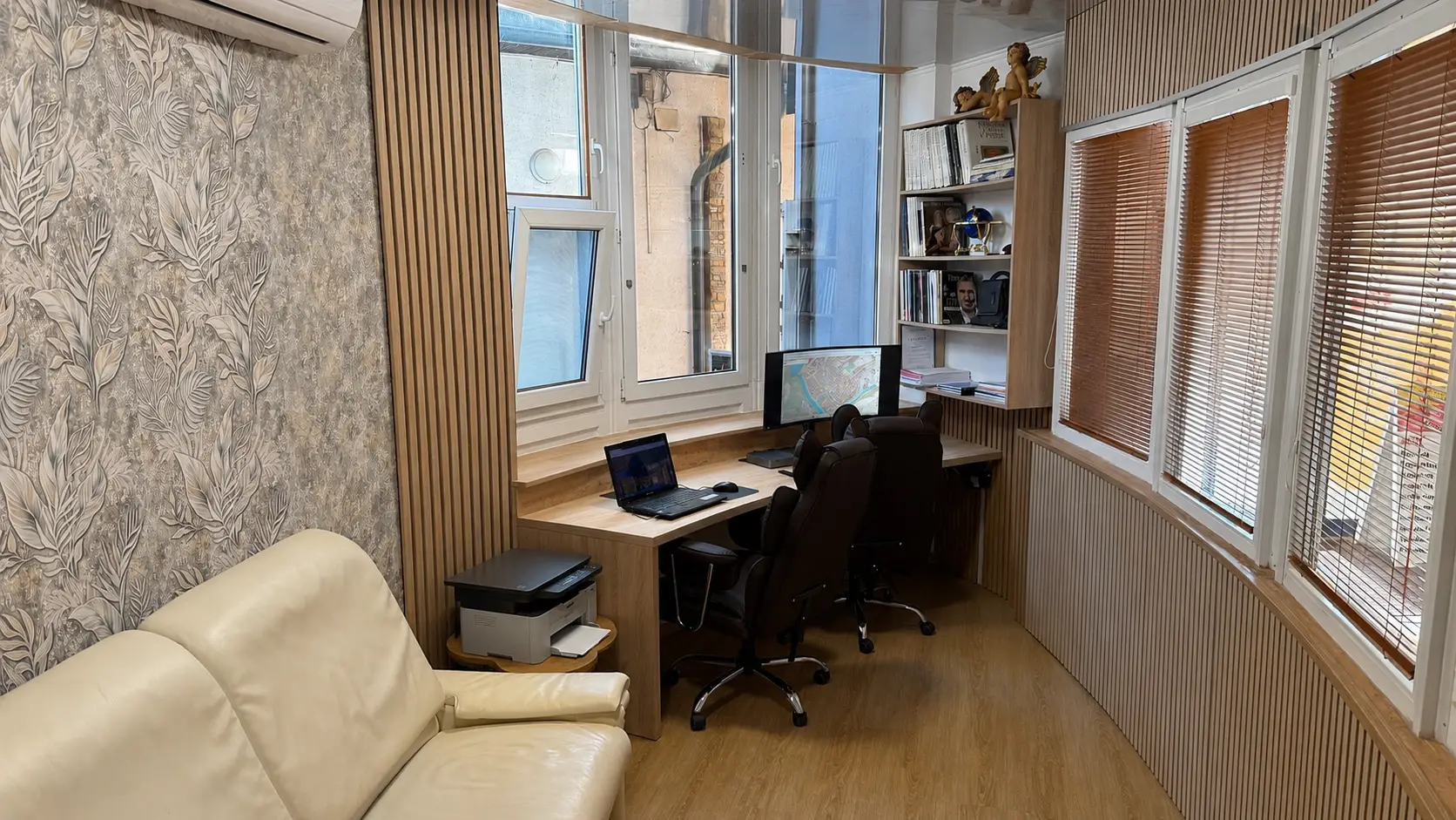Interiér realitnej kancelárie Breality v Tvrdošíne 1