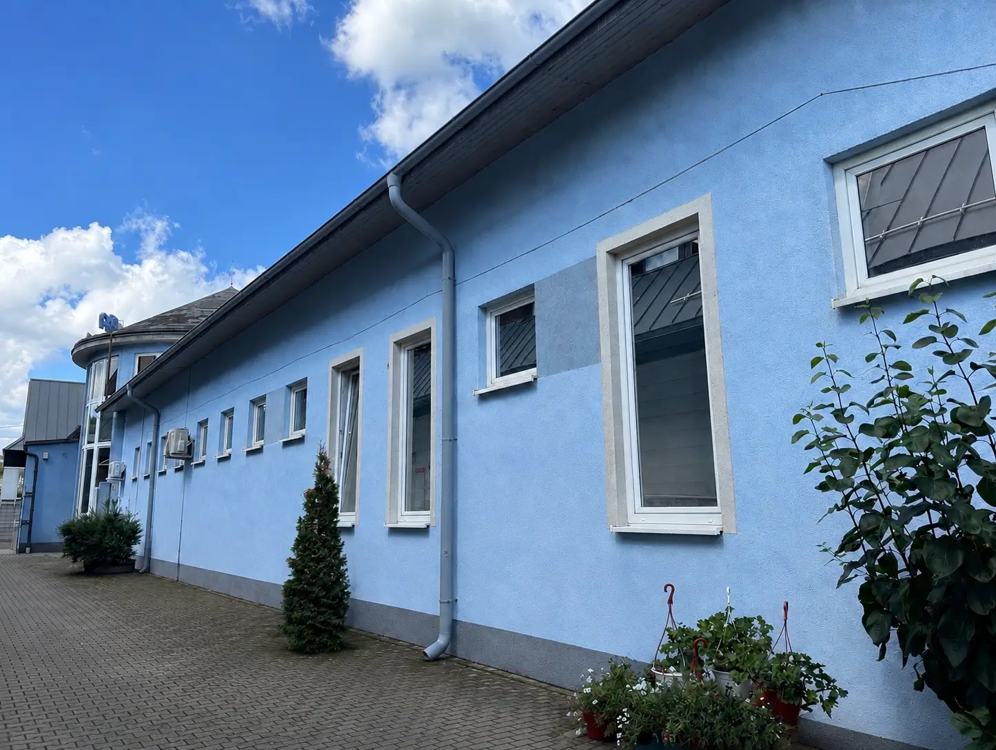 Bočný exteriér budovy ABBA v Tvrdošíne