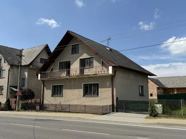 Rodinný dom s prístavbou a veľkým pozemkom 1 368 m² – Liesek