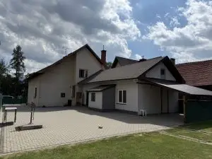 Rodinný dom s prístavbou a veľkým pozemkom 1 368 m² – Liesek