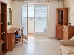 Zariadený 3-izbový byt so zasklenou loggiou na Hornádskej ulici – 70 m²