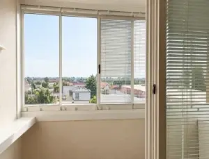 Zariadený 3-izbový byt so zasklenou loggiou na Hornádskej ulici – 70 m²